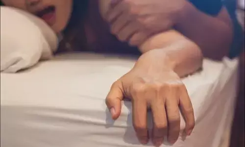 Collapsed Doggy Sex Position: कोलैप्स डॉगी सेक्स पोजीशन एक्स्ट्रा प्लेजर और क्लिटोरल उत्तेजना देती है Collapsed Doggy Sex Position: कोलैप्स डॉगी सेक्स पोजीशन एक्स्ट्रा प्लेजर और क्लिटोरल उत्तेजना देती है