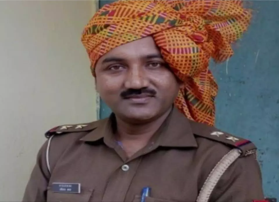 यूपी पुलिस के इंस्पेक्टर का शव फांसी के फंदे पर लटका मिला, पुलिस महकमे में हड़कंप