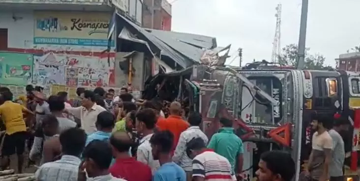अयोध्या-प्रयागराज हाईवे पर तेज रफ्तार ट्रक चाय की दुकान पर पलटा, ट्रक के नीचे दबकर ऑटो में बैठे 3 यात्रियों की मौत