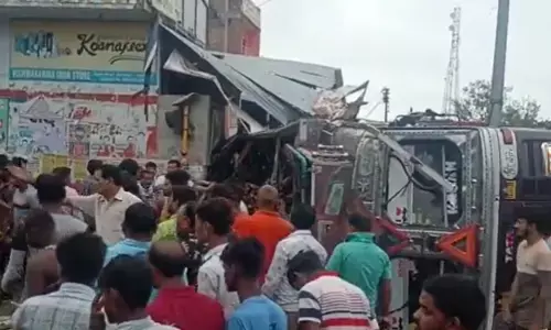 अयोध्या-प्रयागराज हाईवे पर तेज रफ्तार ट्रक चाय की दुकान पर पलटा, ट्रक के नीचे दबकर ऑटो में बैठे 3 यात्रियों की मौत अयोध्या-प्रयागराज हाईवे पर तेज रफ्तार ट्रक चाय की दुकान पर पलटा, ट्रक के नीचे दबकर ऑटो में बैठे 3 यात्रियों की मौत