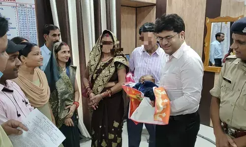 एसपी आकाश तोमर ने दिल्ली के एक दम्पति की भरी सूनी गोद, दम्पति के चेहरे पर आयी मुस्कान एसपी आकाश तोमर ने दिल्ली के एक दम्पति की भरी सूनी गोद, दम्पति के चेहरे पर आयी मुस्कान