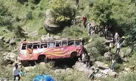 चौबीस घंटे में दूसरा बड़ा सड़क हादसा, राजौरी सड़क दुर्घटना में 5 की मौत, दो दिनों में अब तक 17 की मौत चौबीस घंटे में दूसरा बड़ा सड़क हादसा, राजौरी सड़क दुर्घटना में 5 की मौत, दो दिनों में अब तक 17 की मौत