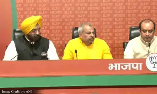 Delhi Liquor Case: केजरीवाल सरकार फिर से आरोपों में घिरी, बीजेपी ने शराब घोटाले को लेकर जारी किया नया Sting Video Delhi Liquor Case: केजरीवाल सरकार फिर से आरोपों में घिरी, बीजेपी ने शराब घोटाले को लेकर जारी किया नया Sting Video