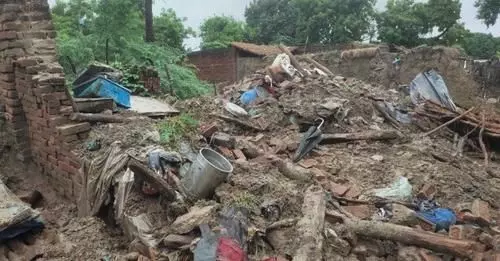 Unnao Breaking News: तेज बारिश से गिरा कच्चा घर, तीन भाई-बहनों की दर्दनाक मौत, मौके पर पहुंचे आला अधिकारी