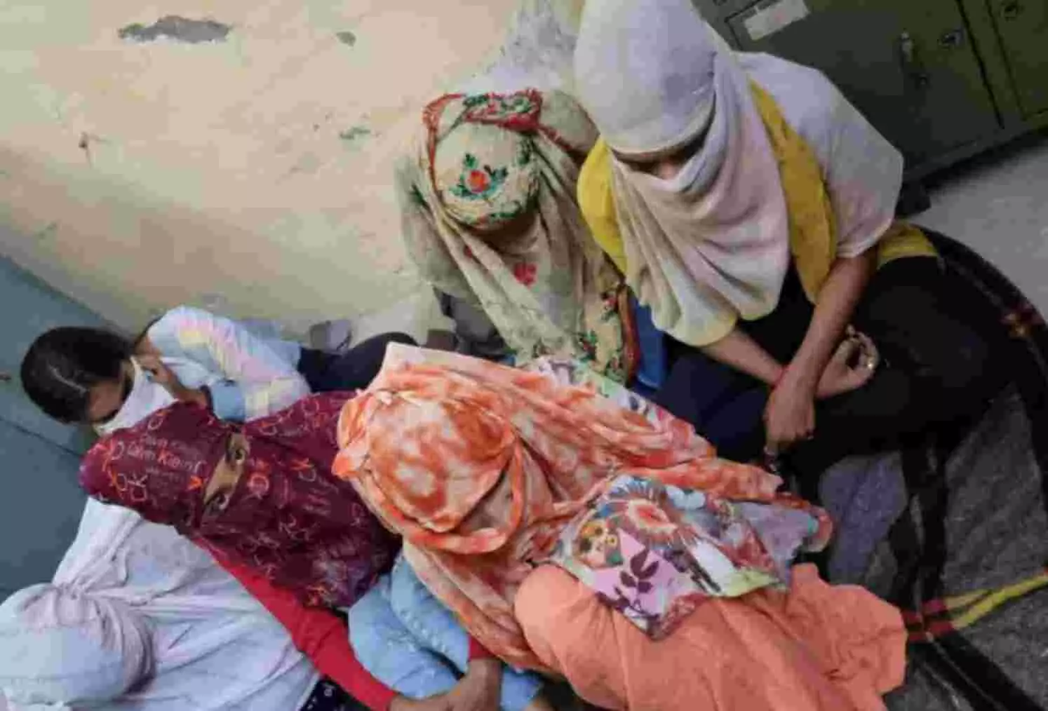 स्पा सेंटर की आड़ में चल रहा था जिस्मफरोशी का धंधा, 7 लड़कियां, 13 लड़के....पुलिस छापे में उड़े होश! स्पा सेंटर की आड़ में चल रहा था जिस्मफरोशी का धंधा, 7 लड़कियां, 13 लड़के....पुलिस छापे में उड़े होश!