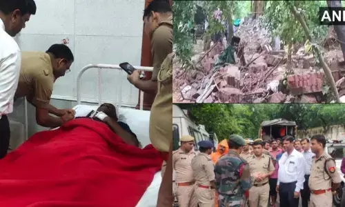 यूपी में भारी बारिश से हाहाकार, लखनऊ में दीवार गिरने से 9 लोगों की मौत, स्कूल-दफ्तर बंद करने का आदेश यूपी में भारी बारिश से हाहाकार, लखनऊ में दीवार गिरने से 9 लोगों की मौत, स्कूल-दफ्तर बंद करने का आदेश