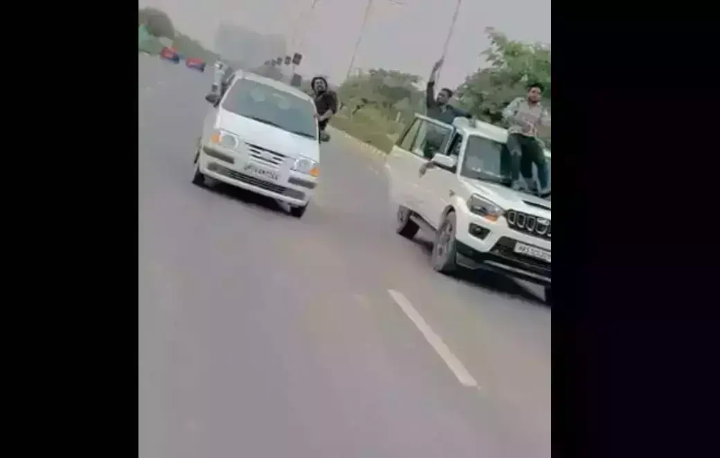 सडक पर कार की बोनेट पर बैठ कर स्टंट कर रहे,युवक को पुलिस ने किया गिरफ्तार,बाकी आरोपियों की तलाश जारी सडक पर कार की बोनेट पर बैठ कर स्टंट कर रहे,युवक को पुलिस ने किया गिरफ्तार,बाकी आरोपियों की तलाश जारी