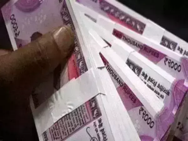 बैंक मे रखी 42लाख की करेंसी पानी मे गली ,तो ब्रांच के 4 अधिकारियों को किया सस्पेंड जानिए क्या है पूरा मामला बैंक मे रखी 42लाख की करेंसी पानी मे गली ,तो ब्रांच के 4 अधिकारियों को किया सस्पेंड जानिए क्या है पूरा मामला