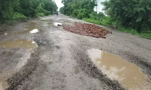 एक शख्स खस्ताहाल सड़क पर अपना दर्द बता रहा था उसी दौरान गड्डे में ई - रिक्शा पलट गया जानिए अजीबो-गरीब घटना एक शख्स खस्ताहाल सड़क पर अपना दर्द बता रहा था उसी दौरान गड्डे में ई - रिक्शा पलट गया जानिए अजीबो-गरीब घटना