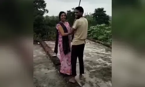 एटा में एक महिला का रायफल से फायरिंग करते हुए का वीडियो सोशल मीडिया पर हुआ वायरल एटा में एक महिला का रायफल से फायरिंग करते हुए का वीडियो सोशल मीडिया पर हुआ वायरल