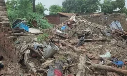 Unnao Breaking News: तेज बारिश से गिरा कच्चा घर, तीन भाई-बहनों की दर्दनाक मौत, मौके पर पहुंचे आला अधिकारी