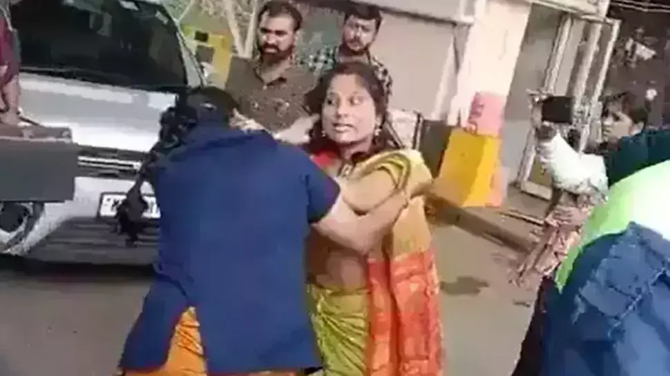 टोल बूथ पर फीस को लेकर दो महिलायें आपस मे भिडी ,वीडियोसोशल मीडिया पर वायरल टोल बूथ पर फीस को लेकर दो महिलायें आपस मे भिडी ,वीडियोसोशल मीडिया पर वायरल