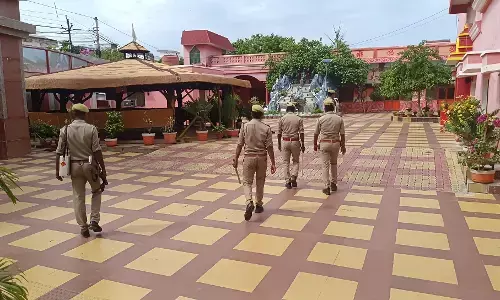 CBI को जांच के दौरान महंत नरेंद्र गिरि के कमरे से मिले 3 करोड़ नकद और 25 करोड़ कीमत का सोना CBI को जांच के दौरान महंत नरेंद्र गिरि के कमरे से मिले 3 करोड़ नकद और 25 करोड़ कीमत का सोना