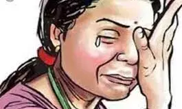 महिला के साथ देवर और ससुर करते हैं छेड़खानी विरोध करने पर महिला के साथ की मारपीट महिला ने पुलिस को दिया शिकायत पत्र महिला के साथ देवर और ससुर करते हैं छेड़खानी विरोध करने पर महिला के साथ की मारपीट महिला ने पुलिस को दिया शिकायत पत्र