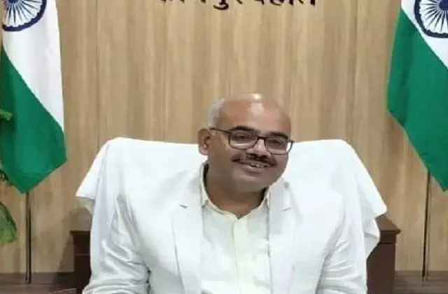 बारिश में भीगते हुए जनता की फरियाद सुनने पहुंचे देवरिया डीएम