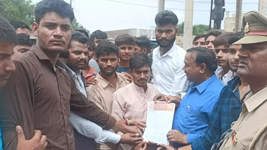 एटा के जलेसर में क्षत्रिय समाज के लोगों ने लिखा खून से पत्र, महाराणा प्रताप की खण्डित मूर्ति को बदलवाने को लेकर दिया धरना, एटा के जलेसर में क्षत्रिय समाज के लोगों ने लिखा खून से पत्र, महाराणा प्रताप की खण्डित मूर्ति को बदलवाने को लेकर दिया धरना,