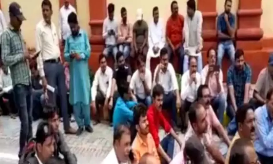 सुल्तानपुर DM ऑफिस में होमगॉर्ड की गुंडई, कमिश्नर की कवरेज पर पहुंचे पत्रकार को पीटा