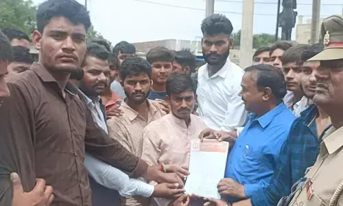 एटा के जलेसर में क्षत्रिय समाज के लोगों ने लिखा खून से पत्र, महाराणा प्रताप की खण्डित मूर्ति को बदलवाने को लेकर दिया धरना, एटा के जलेसर में क्षत्रिय समाज के लोगों ने लिखा खून से पत्र, महाराणा प्रताप की खण्डित मूर्ति को बदलवाने को लेकर दिया धरना,