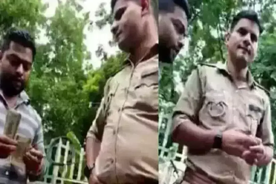 चरस गांजा मे फर्जी फंसाकर पैसे लेने के मामले मे चौकी इंचार्ज समेत दो सिपाही सस्पेंड चरस गांजा मे फर्जी फंसाकर पैसे लेने के मामले मे चौकी इंचार्ज समेत दो सिपाही सस्पेंड