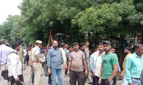 मुख्यमंत्री के आदेशों की धज्जियां उड़ा कर नोएडा प्राधिकरण ने गरीब वेंडर्स को उजाड़ा मुख्यमंत्री के आदेशों की धज्जियां उड़ा कर नोएडा प्राधिकरण ने गरीब वेंडर्स को उजाड़ा