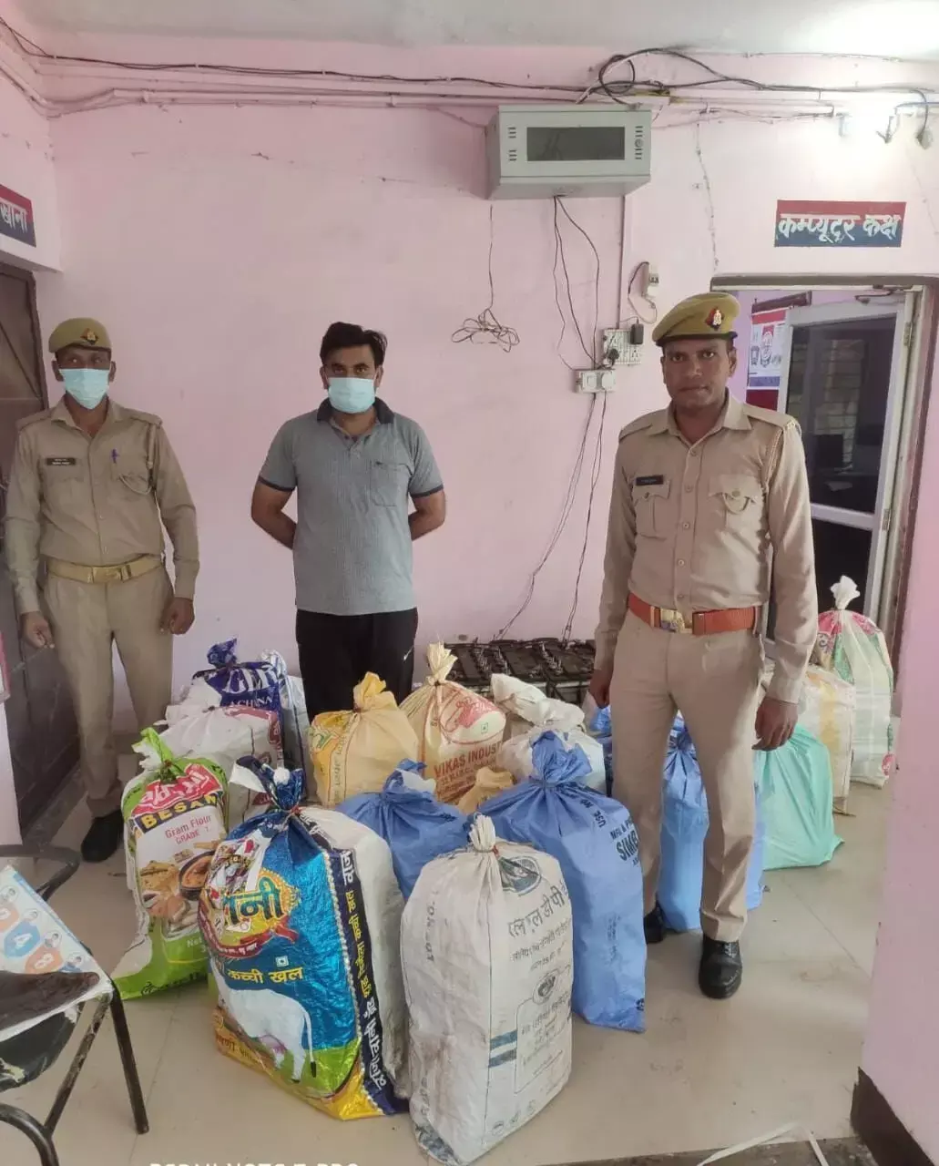 बच्चों को सरकार की तरफ से निशुल्क  मिलने वाली किताबों को बीआरसी मे तैनात कर्मचारि कबाड की दुकान पर बेचता हुआ पकडा गया पुलिस ने किया गिरफ्तार बच्चों को सरकार की तरफ से निशुल्क  मिलने वाली किताबों को बीआरसी मे तैनात कर्मचारि कबाड की दुकान पर बेचता हुआ पकडा गया पुलिस ने किया गिरफ्तार