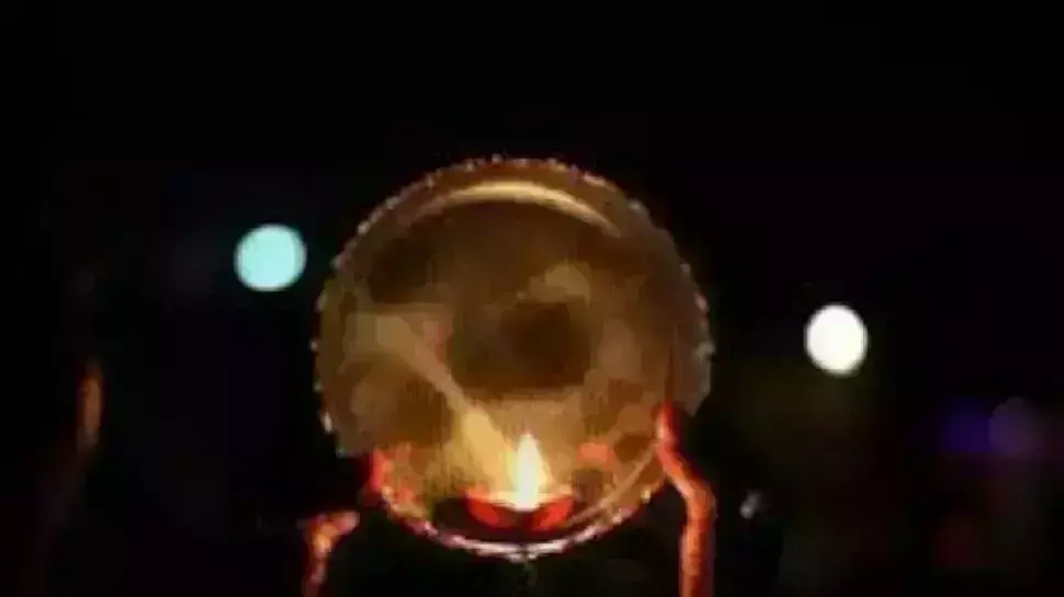 हिन्दू धर्म में करवाचौथ का क्या है महत्व जानिए यह परंपरा की शुरुआत कब और कैसे हुई? हिन्दू धर्म में करवाचौथ का क्या है महत्व जानिए यह परंपरा की शुरुआत कब और कैसे हुई?