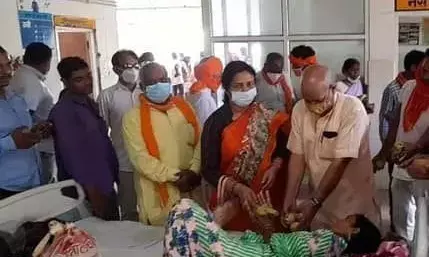 गाज़ीपुर में पीएम नरेंद्र मोदी के 72 वें जन्मदिन पर काटा 72 किलो का केक, सैकड़ों लोगों ने किया रक्तदान