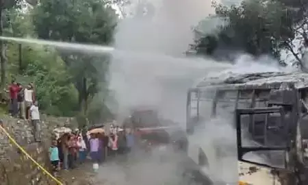 Breaking News : यमुनोत्री जा रहे गुजरात के तीर्थ यात्रियों की बस में लगी भीषण आग Breaking News : यमुनोत्री जा रहे गुजरात के तीर्थ यात्रियों की बस में लगी भीषण आग