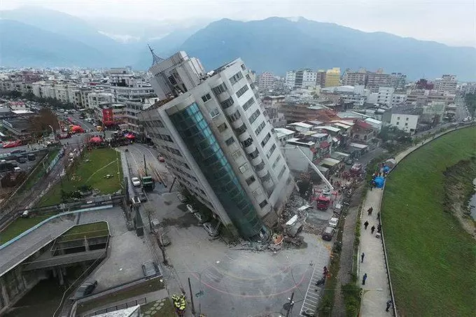 Earthquake in Taiwan: ताइवान में भूकंप ने मचाई भारी तबाही, कई इमारतें गिरीं, सड़कों में पड़ी दरार, भारी नुकसान...देखिए- तस्वीरें