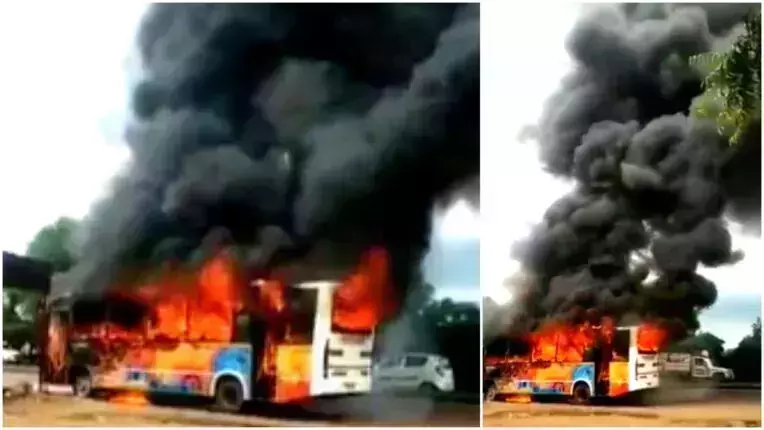 स्मार्ट सिटी चलती बस में लगी आग,यात्रियों ने कूदकर बचाई जान, बस जल कर हो गई खाक