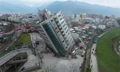 Earthquake in Taiwan: ताइवान में भूकंप ने मचाई भारी तबाही, कई इमारतें गिरीं, सड़कों में पड़ी दरार, भारी नुकसान...देखिए- तस्वीरें