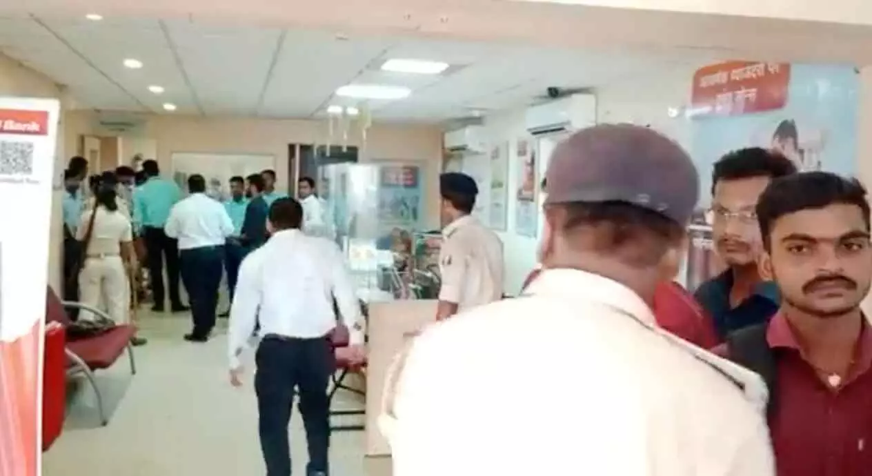 बिहार : मुजफ्फरपुर में दिनदहाड़े ICICI बैंक में 15 लाख की लूट, मौके पर पुलिस जांच में जुटी बिहार : मुजफ्फरपुर में दिनदहाड़े ICICI बैंक में 15 लाख की लूट, मौके पर पुलिस जांच में जुटी