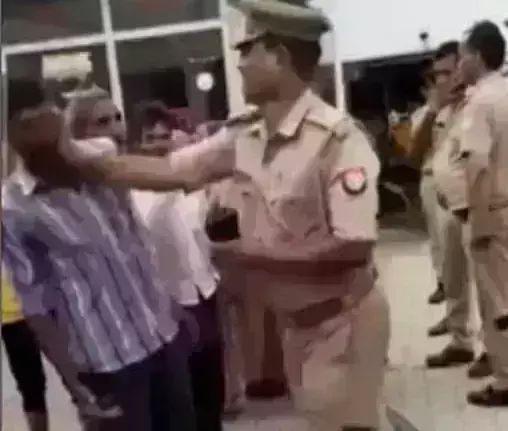 थाने में फरियाद लेकर गया फरियादी को थानेदार ने जडा थप्पड कप्तान ने थानेदार को किया सस्पेंड थाने में फरियाद लेकर गया फरियादी को थानेदार ने जडा थप्पड कप्तान ने थानेदार को किया सस्पेंड