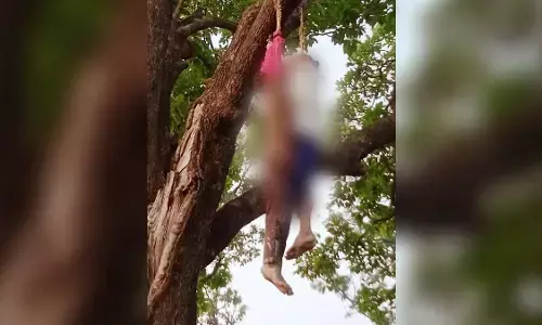 यूपी : संतकबीरनगर में पेड़ पर लटके मिले लड़का-लड़की के शव, इलाके में फैली सनसनी, पुलिस मौके पर मौजूद यूपी : संतकबीरनगर में पेड़ पर लटके मिले लड़का-लड़की के शव, इलाके में फैली सनसनी, पुलिस मौके पर मौजूद