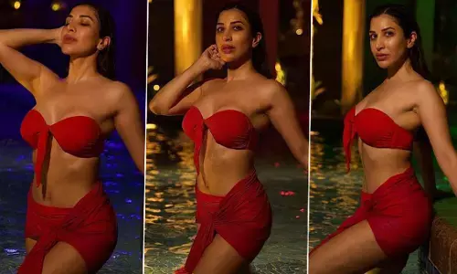 Sophie Choudry Sexy Video Photos: रेड बिकिनी पहन सोफी चौधरी ने स्विमिंग पूल में लगाई आग, एक्ट्रेस की हॉटनेस देख आपके उड़ जाएंगे होश