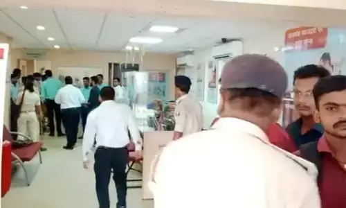 बिहार : मुजफ्फरपुर में दिनदहाड़े ICICI बैंक में 15 लाख की लूट, मौके पर पुलिस जांच में जुटी बिहार : मुजफ्फरपुर में दिनदहाड़े ICICI बैंक में 15 लाख की लूट, मौके पर पुलिस जांच में जुटी