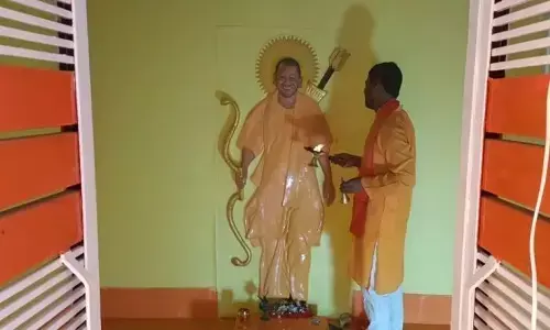 UP में इस जगह बना CM योगी का मंदिर, मूर्ति में पकड़ा हुआ है तीर-कमान, हर रोज़ होती है आरती