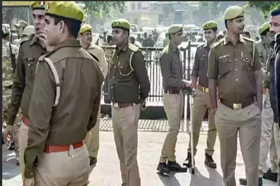 पीलीभीत में दो लोगों द्वारा कथित तौर पर सामूहिक बलात्कार और आग लगाने वाली एक दलित लड़की की लखनऊ के एक अस्पताल में मौत पीलीभीत में दो लोगों द्वारा कथित तौर पर सामूहिक बलात्कार और आग लगाने वाली एक दलित लड़की की लखनऊ के एक अस्पताल में मौत