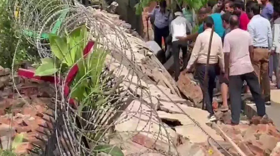 Noida Wall Collapse: नोएडा सेक्टर 21 में जलवायु विहार की बाउंड्री वॉल गिरी, 4 लोगों की दबकर मौत Noida Wall Collapse: नोएडा सेक्टर 21 में जलवायु विहार की बाउंड्री वॉल गिरी, 4 लोगों की दबकर मौत
