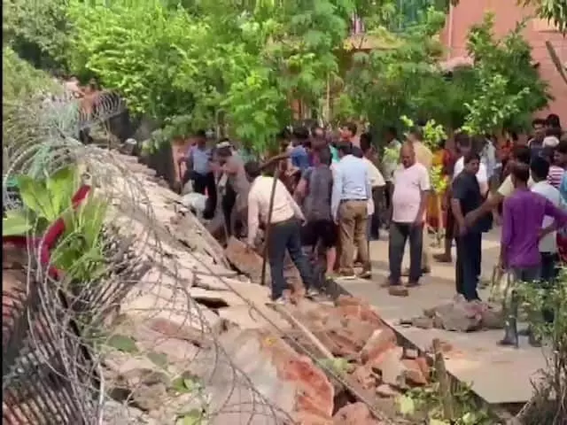 नोएडा में बड़ा हादसा, सेक्टर-21 में जलवायु विहार में दीवार गिरने से 4 की मौत, राहत-बचाव कार्य जारी नोएडा में बड़ा हादसा, सेक्टर-21 में जलवायु विहार में दीवार गिरने से 4 की मौत, राहत-बचाव कार्य जारी