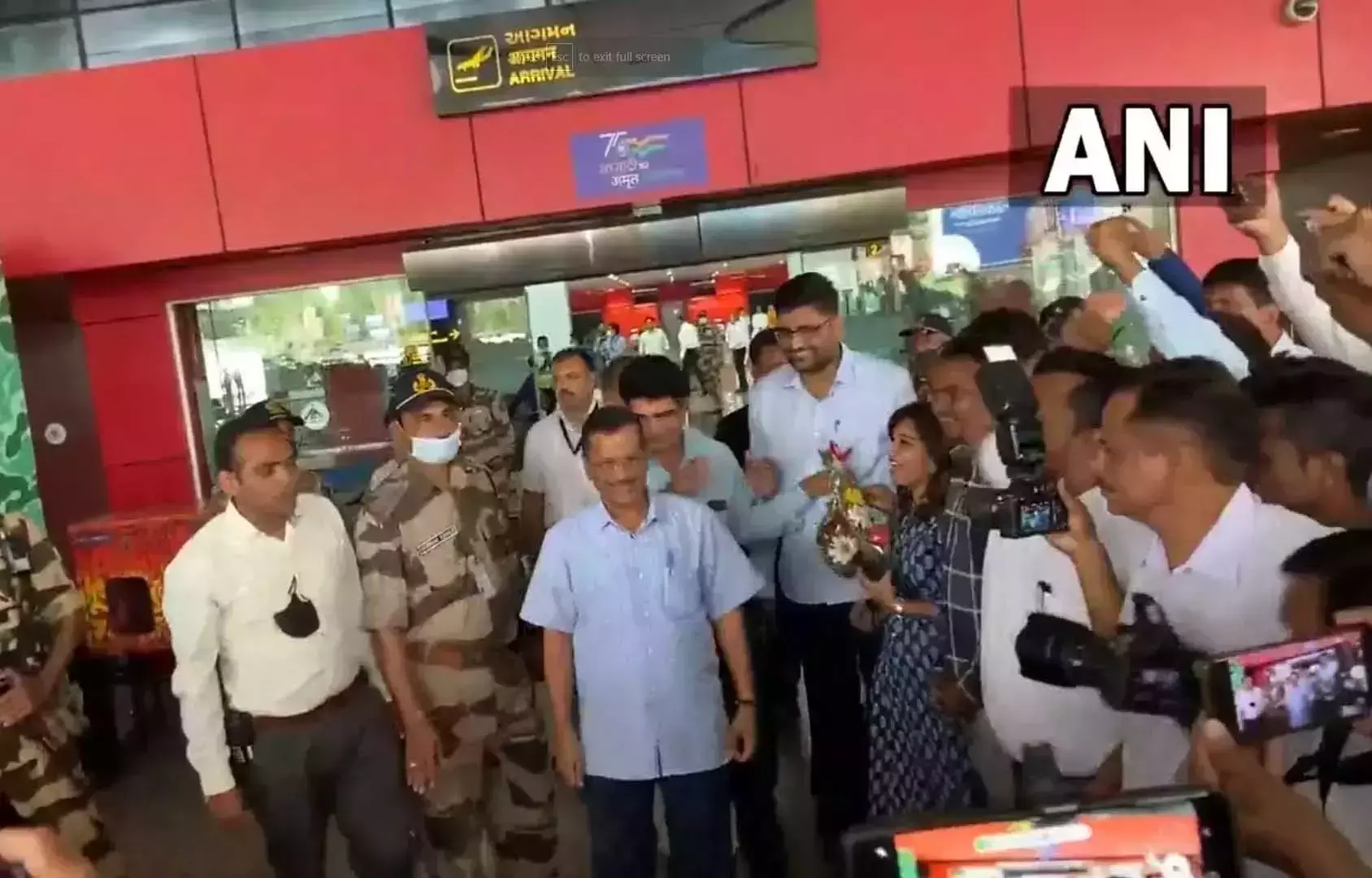 एक दिवसीय दौरे पर गुजरात के वडोदरा एयरपोर्ट पर पहुंचे  दिल्ली के सीएम केजरीवाल के सामने मोदी मोदी के लगे नारे