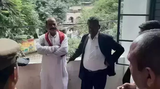 दुष्कर्म व अन्य मामलो के आरोपी पूर्व विधायक विजय मिश्र, बेटा विष्णु,की कोर्ट में पेशी दुष्कर्म व अन्य मामलो के आरोपी पूर्व विधायक विजय मिश्र, बेटा विष्णु,की कोर्ट में पेशी
