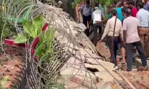 Noida Wall Collapse: नोएडा सेक्टर 21 में जलवायु विहार की बाउंड्री वॉल गिरी, 4 लोगों की दबकर मौत