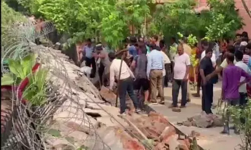 नोएडा में बड़ा हादसा, सेक्टर-21 में जलवायु विहार में दीवार गिरने से 4 की मौत, राहत-बचाव कार्य जारी