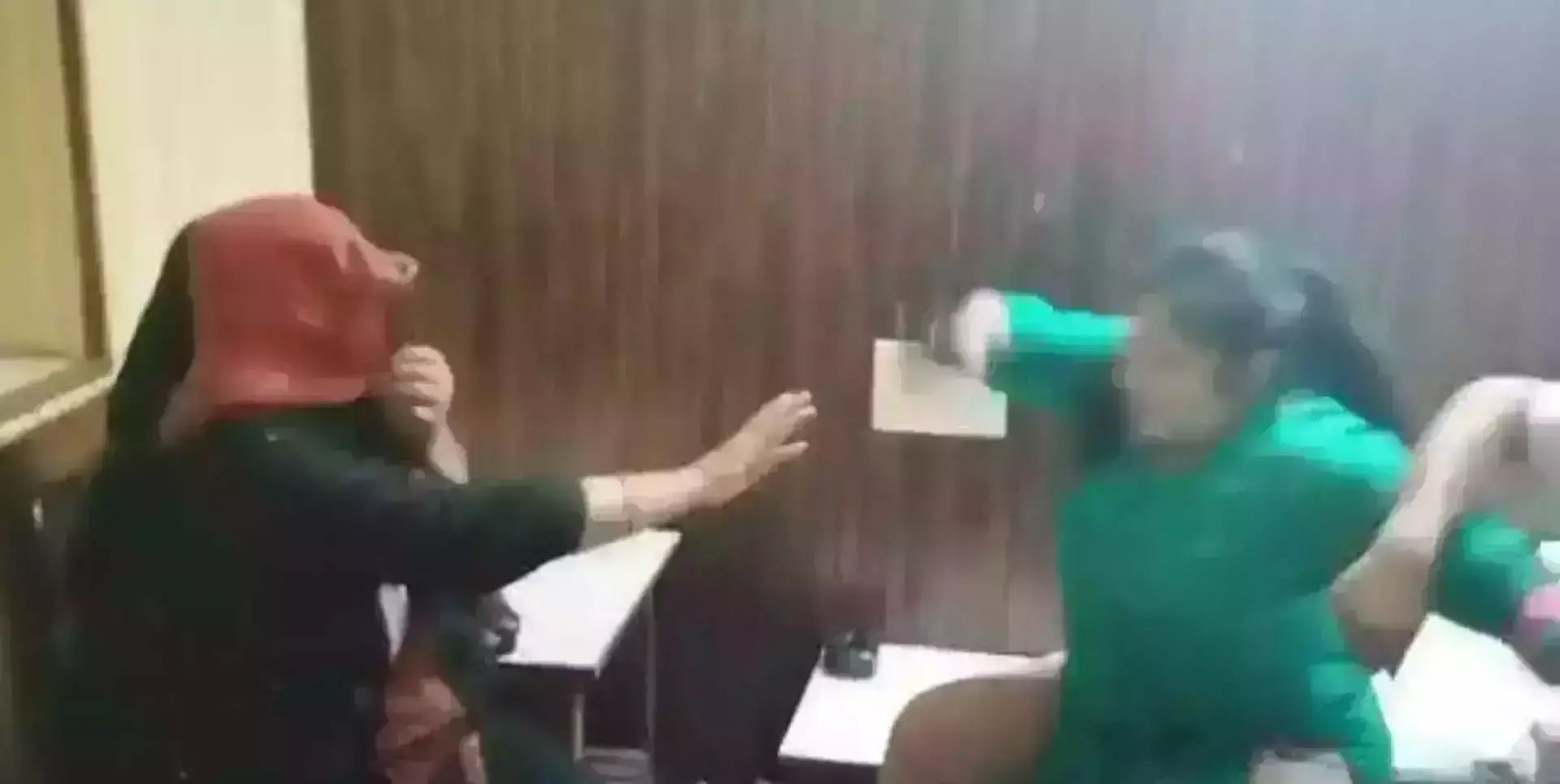 पति होटल में किसी अन्य महिला के साथ मना रहा था रंगरेलियां,पत्नी ने पकडकर किया यह हाल पति होटल में किसी अन्य महिला के साथ मना रहा था रंगरेलियां,पत्नी ने पकडकर किया यह हाल