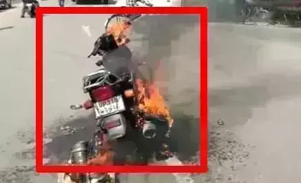 चालान होने से नाराज एक शख्स ने अपनी बाईक मे लगायी आग,वीडियो सोशलमीडिया पर वायरल,सडक पर लगा लंबा जाम पुलिस ने युवक को किया गिरफ्तार चालान होने से नाराज एक शख्स ने अपनी बाईक मे लगायी आग,वीडियो सोशलमीडिया पर वायरल,सडक पर लगा लंबा जाम पुलिस ने युवक को किया गिरफ्तार