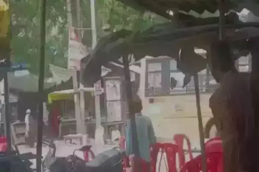 सिदार्थनगर में धरना शांत कराने गई पुलिस के साथ बदसलूकी,एसडीएम की गाडी पर पथराव, पथराव मे एक दरोगा समेत तीन सिपाही घायल सिदार्थनगर में धरना शांत कराने गई पुलिस के साथ बदसलूकी,एसडीएम की गाडी पर पथराव, पथराव मे एक दरोगा समेत तीन सिपाही घायल