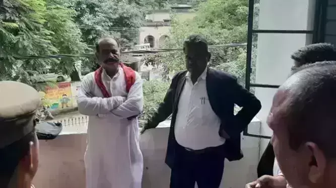 दुष्कर्म व अन्य मामलो के आरोपी पूर्व विधायक विजय मिश्र, बेटा विष्णु,की कोर्ट में पेशी दुष्कर्म व अन्य मामलो के आरोपी पूर्व विधायक विजय मिश्र, बेटा विष्णु,की कोर्ट में पेशी