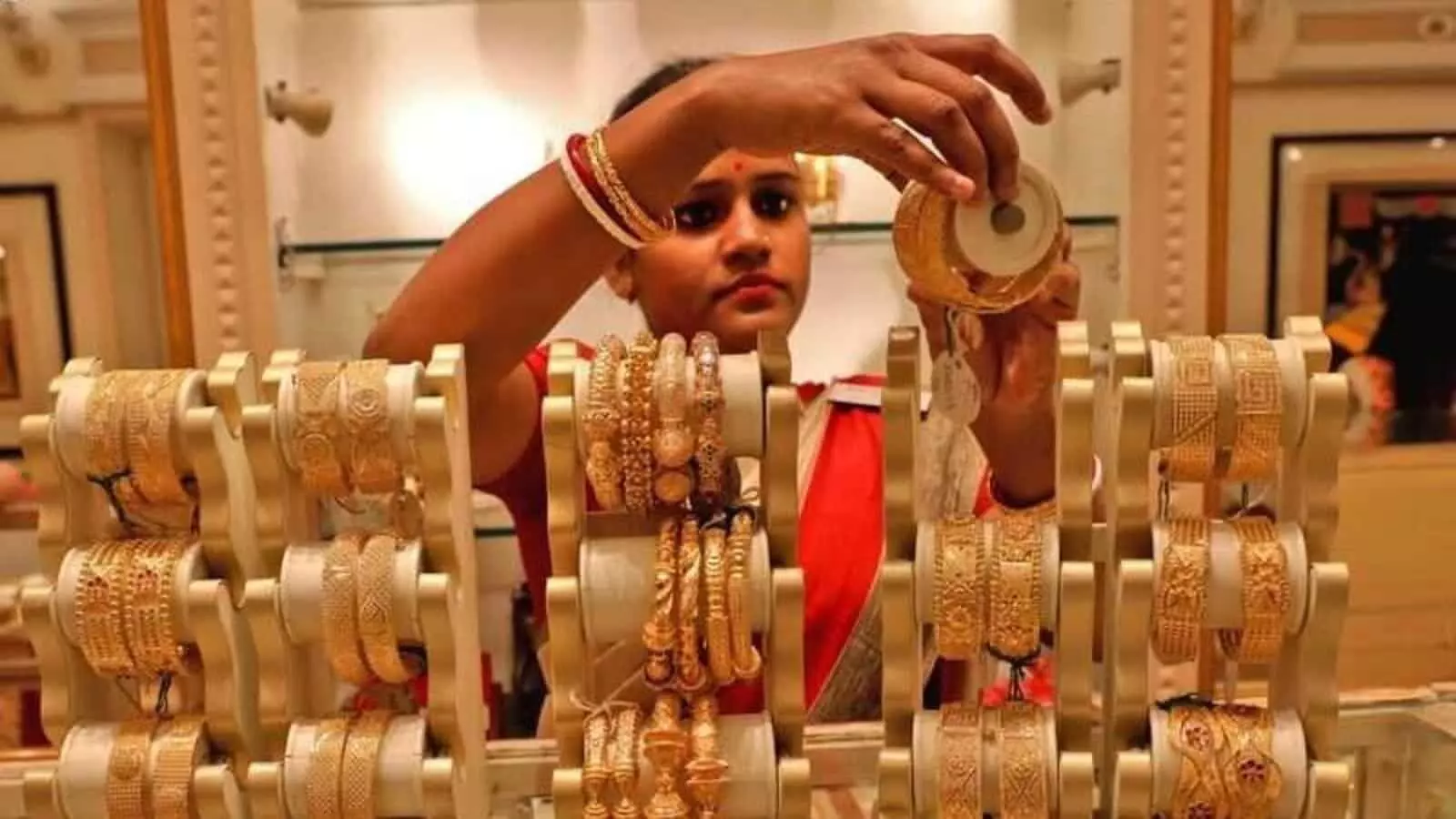 Gold Silver Price : सोने की कीमत में आज भी रिकॉर्ड तोड़ गिरावट, फटाफट चेक करें लेटेस्ट रेट