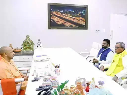 सुभासपा के राष्ट्रीय अध्यक्ष पूर्व मंत्री ओपी राजभर ने देर रात की मुख्यमंत्री योगी आदित्यनाथ से मुलाकात सुभासपा के राष्ट्रीय अध्यक्ष पूर्व मंत्री ओपी राजभर ने देर रात की मुख्यमंत्री योगी आदित्यनाथ से मुलाकात